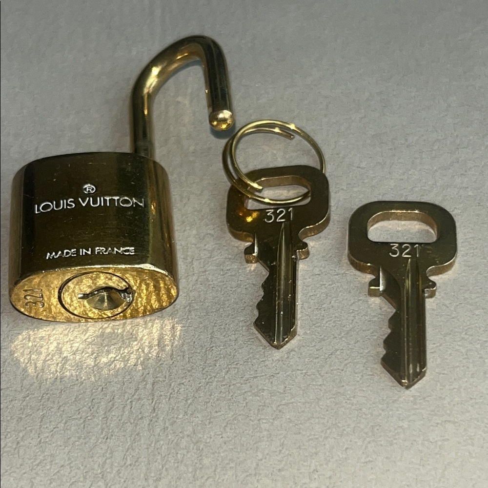 Louis Vuitton Luxurious Gold Padlock and Keys #321 - Picture 6 of 12